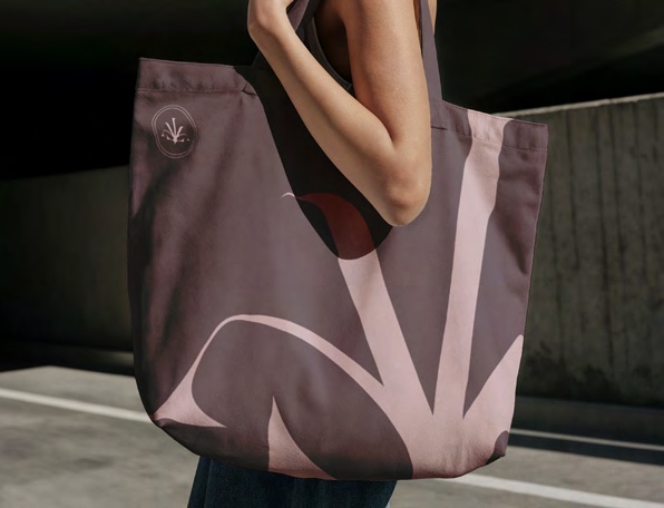Mauve Lavielle tote bag carried at the hip